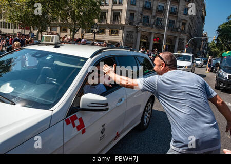 Barcelona, Katalonien, Spanien. 30. Juli, 2018. Ein Taxifahrer aus Barcelona feiert die Ankunft des Kollegen von der Stadt Sabadell. Die Taxifahrer Streik geht in die dritte Tag und erweitert durch die wichtigsten Städte Spaniens. Das Taxi ist nicht bereit, diese Schlacht zugunsten der neuen Uber und Cabify Plattformen zu verlieren. Credit: Paco Freire/SOPA Images/ZUMA Draht/Alamy leben Nachrichten Stockfoto