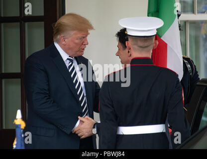 Washington, USA. 30. Juli 2018. Präsidenten der Vereinigten Staaten Donald J. Trumpf begrüßt Ministerpräsident Giuseppe Conte Italien zum Weißen Haus zu Gesprächen in Washington, DC am Montag, 30. Juli 2018. Credit: Ron Sachs/CNP/MediaPunch Credit: MediaPunch Inc/Alamy leben Nachrichten Stockfoto