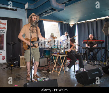 Yorba Linda, Kalifornien, USA. 29. Juli, 2018. Lazer Lloyd bei den Blues Sweet Relief mit Orange County Blues Gesellschaft mit Lazer Lloyd an der Main Street Restaurant in Yorba Linda, Kalifornien statt. Credit: Sheri Determan/Alamy leben Nachrichten Stockfoto