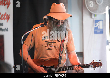 Yorba Linda, Kalifornien, USA. 29. Juli, 2018. Lazer Lloyd bei den Blues Sweet Relief mit Orange County Blues Gesellschaft mit Lazer Lloyd an der Main Street Restaurant in Yorba Linda, Kalifornien statt. Credit: Sheri Determan/Alamy leben Nachrichten Stockfoto