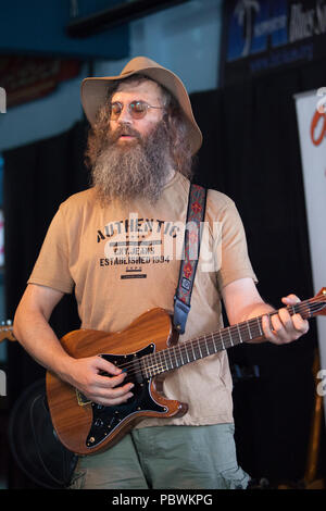 Yorba Linda, Kalifornien, USA. 29. Juli, 2018. Lazer Lloyd bei den Blues Sweet Relief mit Orange County Blues Gesellschaft mit Lazer Lloyd an der Main Street Restaurant in Yorba Linda, Kalifornien statt. Credit: Sheri Determan/Alamy leben Nachrichten Stockfoto