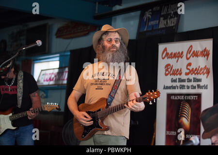 Yorba Linda, Kalifornien, USA. 29. Juli 2018. Die Teilnahme an den Blues Sweet Relief mit Orange County Blues Gesellschaft mit Lazer Lloyd an der Main Street Restaurant in Yorba Linda, Kalifornien statt. Credit: Sheri Determan/Alamy leben Nachrichten Stockfoto