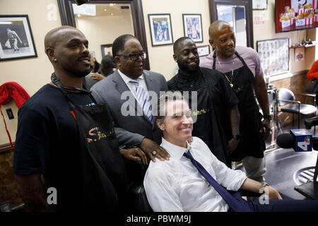 Los Angeles, Kalifornien, USA. 31. Mai, 2018. Gavin Newsom, eingeschlagene demokratische Kandidat für den Gouverneur von Kalifornien, sitzt für ein Foto Nach einem während einer Kampagne Besuch bei Barber der Stakely Salon mit LA County Supervisor Mark Ridley Thomas am Donnerstag, 31. Mai 2018 in Los Angeles, Kalifornien © 2018 Patrick T. Fallon Credit: Patrick Fallon/ZUMA Draht/Alamy Leben Nachrichten Rasur Stockfoto