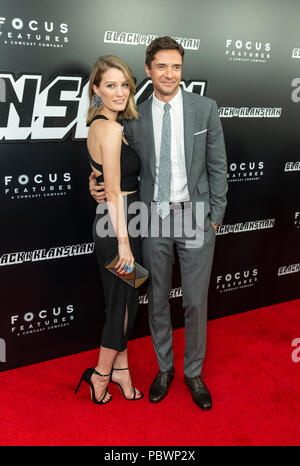 New York, USA. Juli 30, 2018: Ashley Hinshaw und Topher Grace besuchen BlacKkKlansman Premiere an der BAM Harvey Theater Credit: Lev radin/Alamy leben Nachrichten Stockfoto