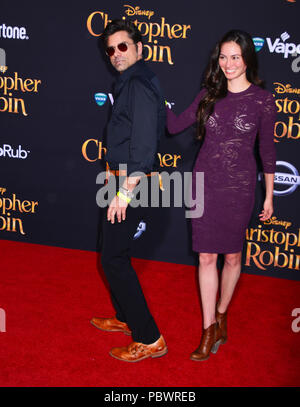 Burbank, Kalifornien, USA. 30. Juli 2018. John Stamos, Caitlin McHugh 052 besucht die Premiere von Disney's "Christopher Robin' in den Walt Disney Studios am 30. Juli in Burbank, Kalifornien 2018. Credit: Tsuni/USA/Alamy leben Nachrichten Stockfoto