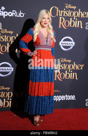 Burbank, Kalifornien, USA. 30. Juli 2018. Schauspielerin Tori Spelling besucht die Weltpremiere von Disney's "Christopher Robin' am 30. Juli 2018 in den Walt Disney Studios Theater in Burbank, Kalifornien. Foto von Barry King/Alamy leben Nachrichten Stockfoto