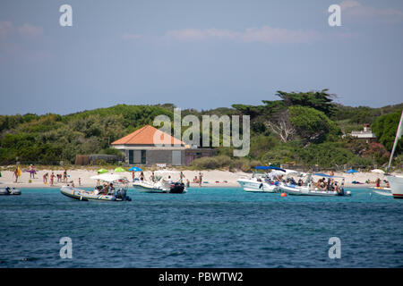 Insel Spargi, Sardinien, Italien. 30. Juli 2018. Touristische boote aus Insel Spargi Strand in Sardinien Credit: WansfordPhoto/Alamy leben Nachrichten Stockfoto