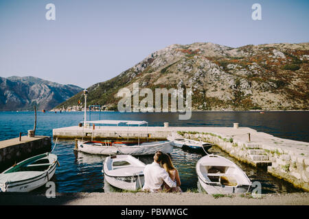 paar in den Flitterwochen Reisen, Meer und Strand-Resort in Europa. Hinten Sie Ansicht von. Meer und Strand Seite in Montenegro Stockfoto