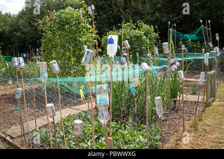 Plastikflaschen und Dosen auf eine Zuteilung verwendet Bambusrohren zu decken, um Unfälle zu vermeiden. England, Großbritannien Stockfoto