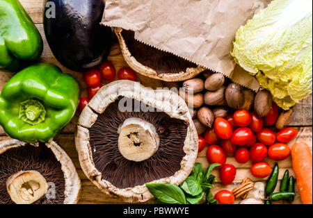 Pflanzliche Hintergrund, Ansicht von oben Foto von frischem Gemüse und schwarzen Pilzen hautnah. Stockfoto