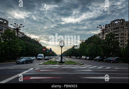 Bukarest, Rumänien - 20.07.2018. Uhr Bukarest 1459 auf Union Boulevard in Rumänien in einem Sommer morgen Stockfoto