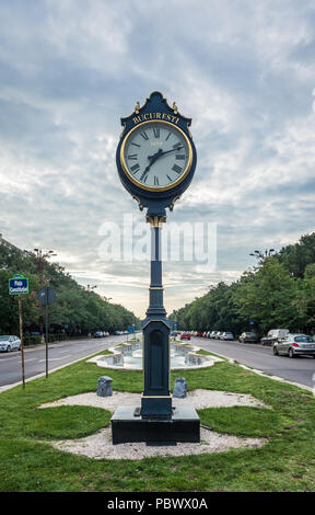 Bukarest, Rumänien - 20.07.2018. Uhr Bukarest 1459 auf Union Boulevard in Rumänien in einem Sommer morgen Stockfoto