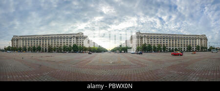 Bukarest, Rumänien - 20.07.2018. Piata Constitutiei, oder Palace Square, dem größten Platz im Zentrum von Bukarest, Rumänien. Panoramaaussicht Stockfoto