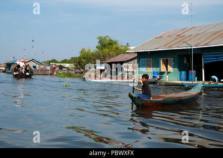 Schwimmende Dorf auf Sangker River, Provinz Battambang Kambodscha Jan 4 2018, Junge im Kanu den Fluss Verkehr navigieren Stockfoto