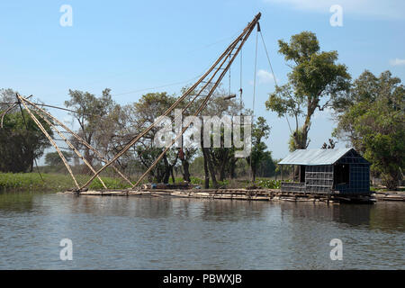 Sangker River, Provinz Battambang Kambodscha, Bambus angeln Floß mit Cantilever net und Hütte Stockfoto