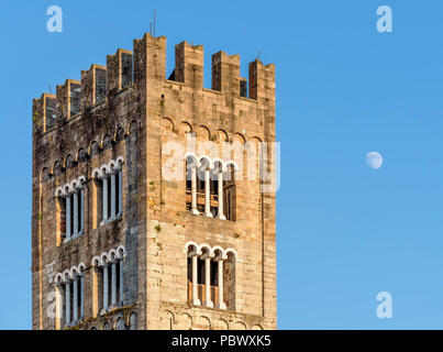 Schönes Detail auf den Glockenturm der Basilika von San Frediano mit dem Mond, Lucca, Toskana, Italien Stockfoto