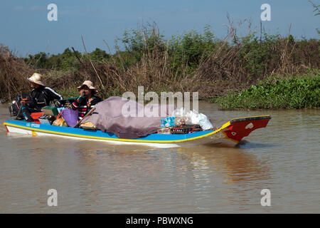 Sangker River, Provinz Battambang Kambodscha Jan 4 2018, Paar im Boot mit Lebensmitteln zurück zu Fishing Camp gestapelt Stockfoto