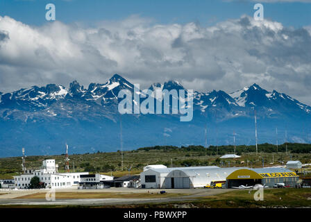 Ushuaia Flughafen Gebäude und flyine Club' Aero Club Ushuaia' mit der Chilian Berge im Hintergrund Stockfoto