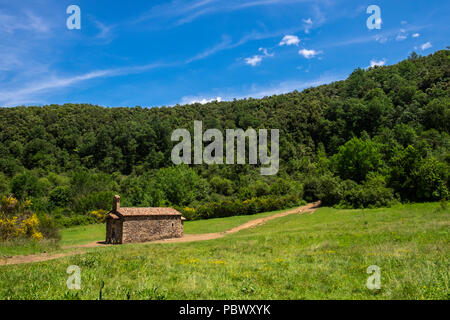 Krater und Kirche in Santa Margarida Vulkan im Sommer, Garrotxa vulkanischen Zone, Katalonien, Spanien Stockfoto