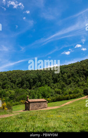 Krater und Kirche in Santa Margarida Vulkan im Sommer, Garrotxa vulkanischen Zone, Katalonien, Spanien Stockfoto