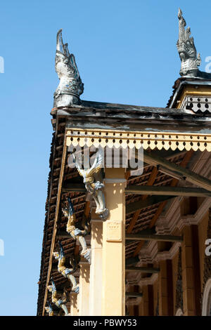 In Battambang, Kambodscha Ansicht der geschnitzten und bemalten Garuda Dach struts im Wat Kandal Stockfoto