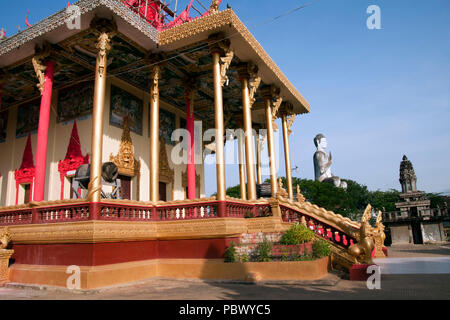 In Battambang, Kambodscha Blick auf die riesige Buddha Statue aus dem Ek Phnom buddhistischen Tempel Stockfoto