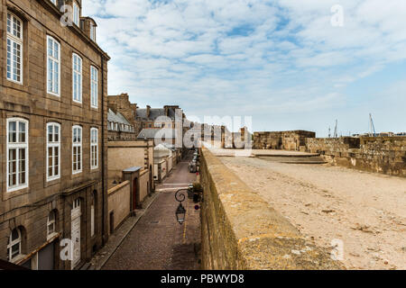 Stadt-Wand-Häuser von St. Malo, Bretagne, Frankreich Stockfoto