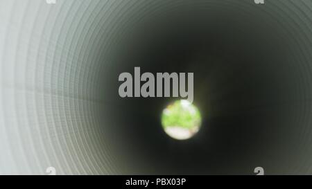 Lager von Kunststoffrohren Industrie im Freien Speicher Seite abgeschlossen. Herstellung von Wasserleitungen aus Kunststoff Fabrik. Stockfoto