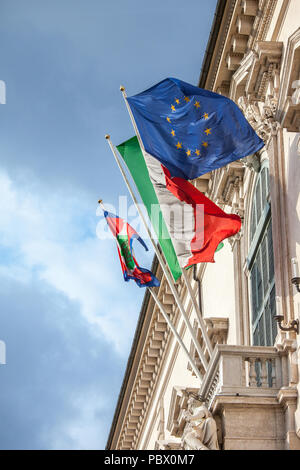 quirinal Palast Fahnen. Rom, Latium Region, Italien, Europa Stockfoto