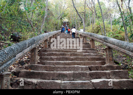 Battambang Kambodscha Jan 7 2018, Pilger auf die steile Treppe in Phnom Banan einem Berg Tempel Stockfoto