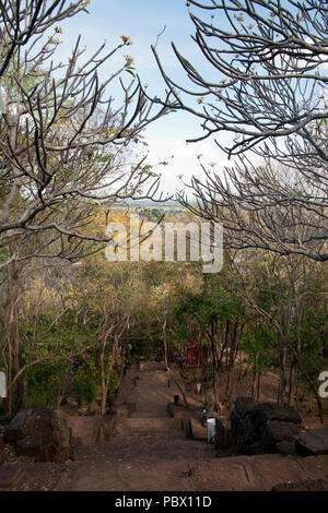 In Battambang, Kambodscha Aussicht vom Treppenhaus in Phnom Banan ein beliebter Wallfahrtsort Stockfoto