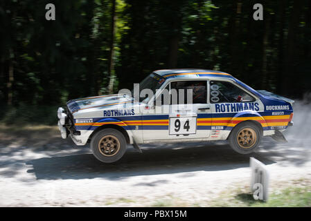 Ein Ford Escort RS 1800 MK2 nimmt die Luft als es Sprünge vom Sprung in den Wald Rallye Phasen am Goodwood Festival der Geschwindigkeit 2018 Stockfoto