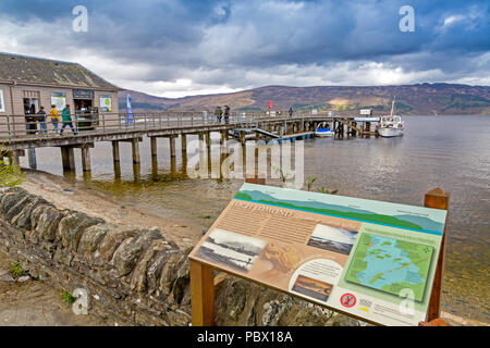Die hölzernen Pier in der historischen Erhaltung Dorf Luss am Ufer des Loch Lomond, Argyll and Bute, Schottland, Großbritannien Stockfoto