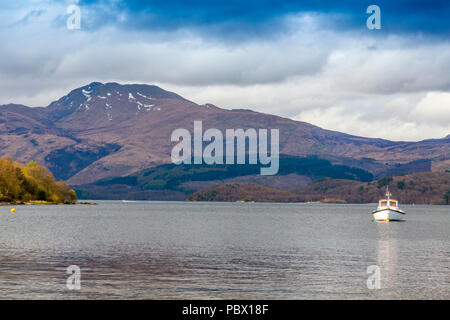 Blick über Loch Lomond von Alexandria Dorf in Richtung BenLomond (974 m), den südlichsten Munro, Argyll und Bute, Schottland, Großbritannien Stockfoto