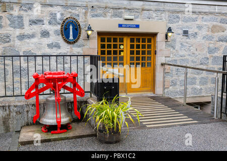 Die Kommissare der Nördlichen Leuchttürme Crest und Bell buoy außerhalb des Northern Lighthouse Board Depot in Oban, Argyll und Bute, Schottland, Großbritannien Stockfoto