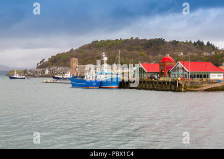 Zwei bunte Fischerboote vertäut an den original North Pier in Oban, Argyll und Bute, Schottland, Großbritannien Stockfoto