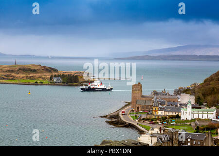 Die CalMac Fähre "Coruisk' zurück in den Hafen kommen bei Oban von Mull, Argyll und Bute, Schottland, Großbritannien Stockfoto