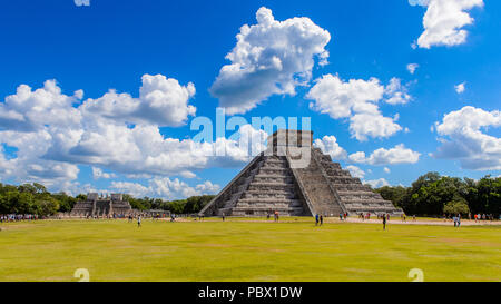 El Castillo (Tempel des Kukulcan), einer Mesoamerikanischen Schritt-Pyramide, Chichen Itza. Es war ein großes präkolumbischen Stadt gebaut Von der Maya der Termin Stockfoto