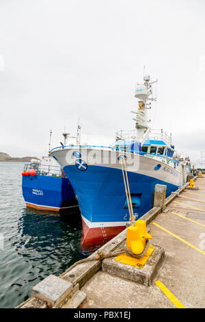 Zwei bunte Fischerboote vertäut an den original North Pier in Oban, Argyll und Bute, Schottland, Großbritannien Stockfoto