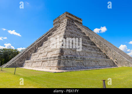 El Castillo (Tempel des Kukulcan), einer Mesoamerikanischen Schritt-Pyramide, Chichen Itza. Es war ein großes präkolumbischen Stadt gebaut Von der Maya der Termin Stockfoto