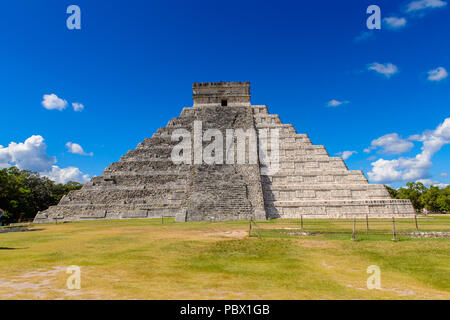 El Castillo (Tempel des Kukulcan), einer Mesoamerikanischen Schritt-Pyramide, Chichen Itza. Es war ein großes präkolumbischen Stadt gebaut Von der Maya der Termin Stockfoto