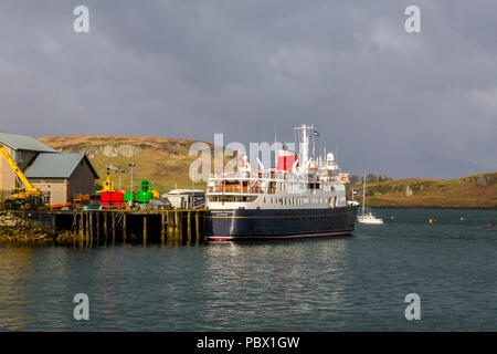 Die 'Hebridean Princess' ein luxuriöses Kreuzfahrtschiff der Northern Lighthouse Board Depot in Oban, Argyll und Bute, Schottland, UK Anker Stockfoto