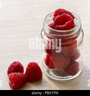 Saftige reife lecker Himbeeren sind im Glas Stockfoto