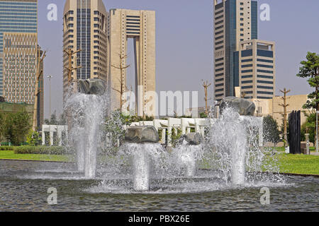 Dekorative Springbrunnen und Wolkenkratzer in Kuwait. Stockfoto