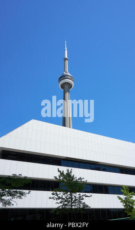 TORONTO, KANADA - 15. JULI 2018: die malerischen Blick auf den CN Tower in Toronto, Ontario, Kanada. CN Tower ist der weltweit 9. höchste frei stehende Struktur, und Stockfoto