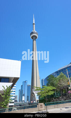 TORONTO, KANADA - 15. JULI 2018: die malerischen Blick auf den CN Tower in Toronto, Ontario, Kanada. CN Tower ist der weltweit 9. höchste frei stehende Struktur, und Stockfoto