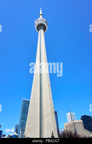 TORONTO, KANADA - 15. JULI 2018: die malerischen Blick auf den CN Tower in Toronto, Ontario, Kanada. CN Tower ist der weltweit 9. höchste frei stehende Struktur, und Stockfoto