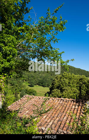 Blick auf Rot terracotta rooftiles auf dem Land in der Nähe von Santa Pau, Katalonien, Spanien Stockfoto