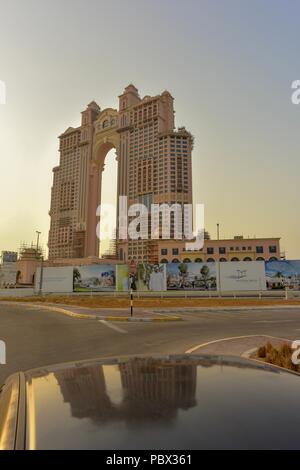 Fairmont Marina Residences, ein 39-stöckiges Hochhaus im arabischen Stil, Abu Dhabi, VAE Stockfoto