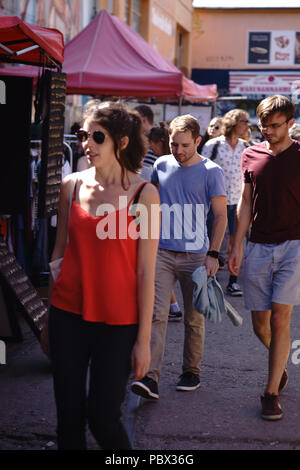 Berlin, Deutschland - 15. Juli 2018: Junge Menschen und Szene Leute auf einen Kunstmarkt und Flohmarkt am 16. Juni in Berlin 2014. Stockfoto